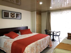 Ropa de cama de alta calidad y caja de seguridad en la habitación