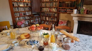 Frokost og middag serveres