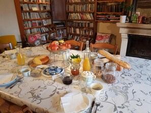 供应早餐和晚餐，地方菜