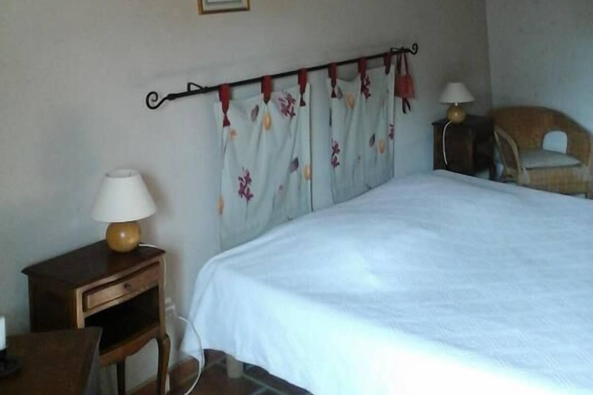 Chambre Double, 1 très grand lit, non-fumeurs, vue jardin | Literie hypoallergénique, bureau, rideaux occultants