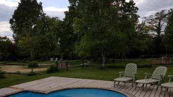 Kolam renang outdoor, dengan kursi berjemur