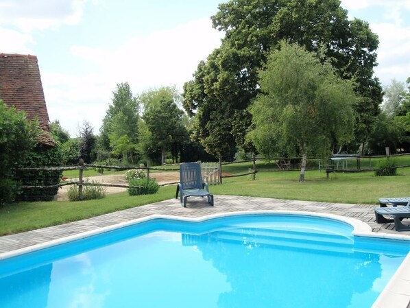 Kolam renang terbuka, kerusi lepak pantai 