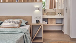 Une chambre à coucher moderne avec un lit, une table de chevet et une armoire intégrée.