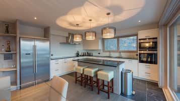 Fridge, oven, dishwasher, coffee/tea maker