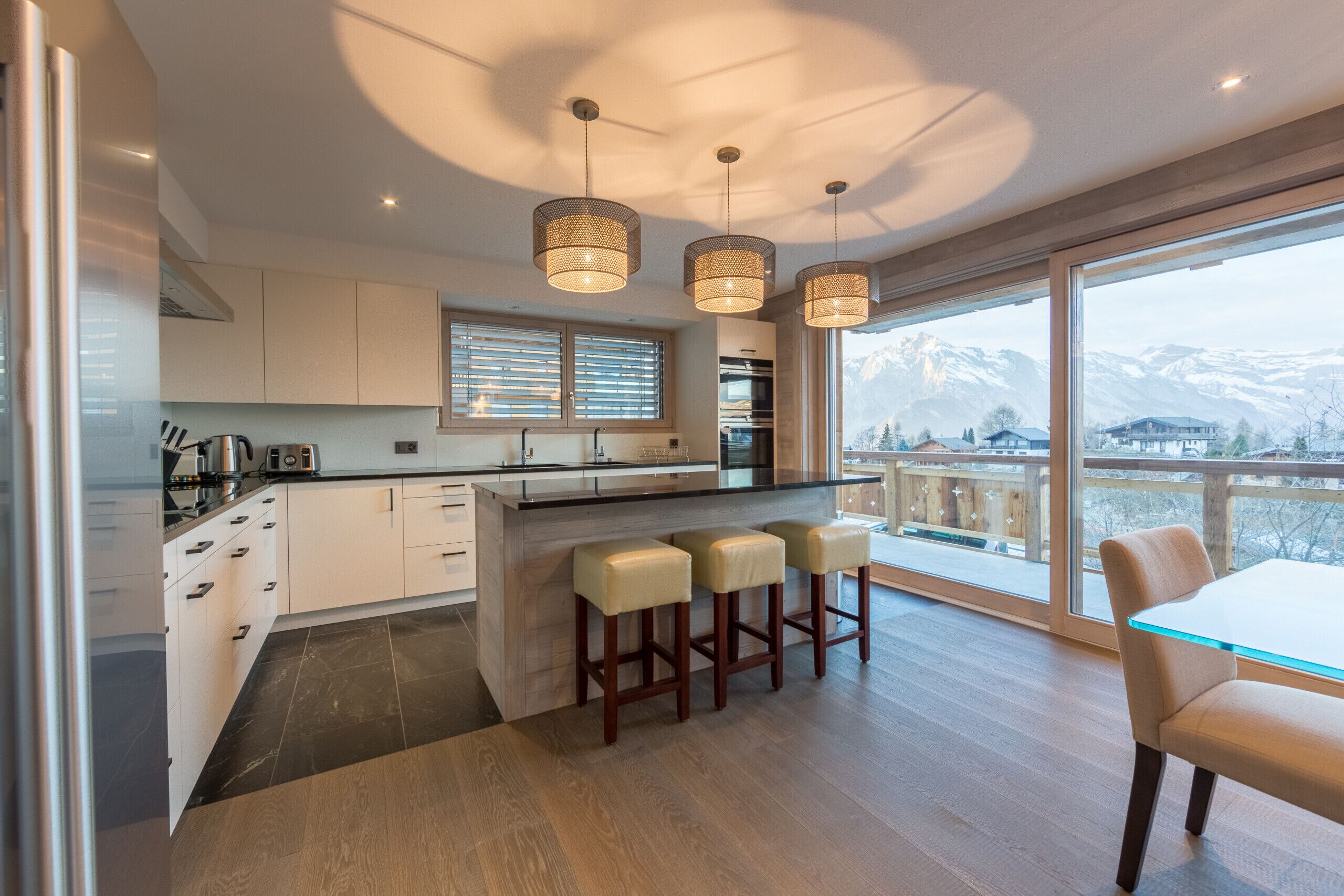 Fridge, oven, dishwasher, coffee/tea maker