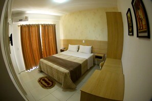 Habitación ejecutiva, 1 cama Queen size, para no fumadores, vista a la ciudad | Escritorio, cortinas blackout, wifi gratis y ropa de cama 