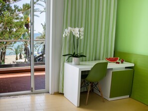 標準雙人或雙床房, 部分海景 | 起居區 | 平面電視