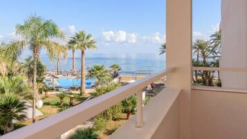 Habitación estándar con 1 cama matrimonial o 2 individuales, vista parcial al mar | Caja de seguridad en la habitación, insonorización y wifi gratis