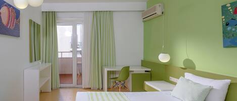 Double Room Land View | In-room safe, soundproofing, free WiFi, bed sheets