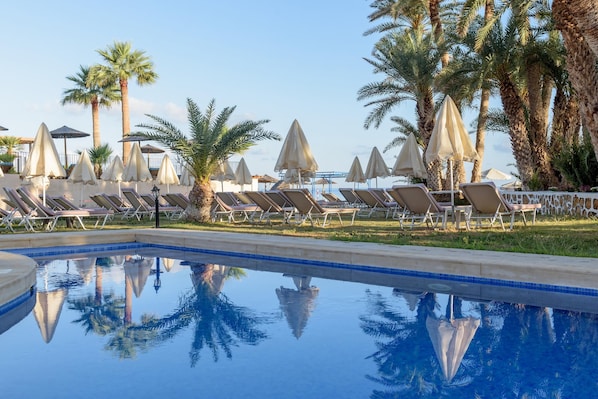 Outdoor pool, open 10:00 AM to 6:00 PM, pool umbrellas, sun loungers - Zeus Hotels Palm Beach (Hersonissos)