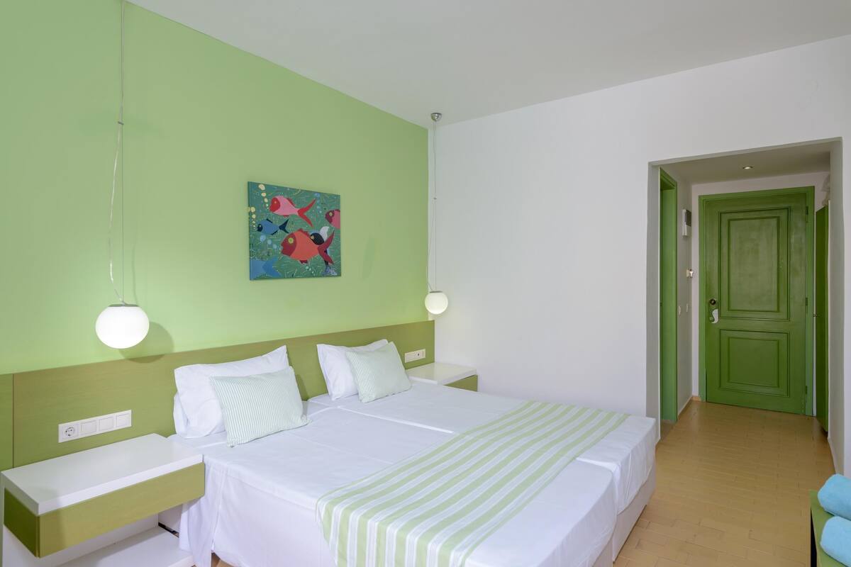 In-room safe, soundproofing, WiFi (free), individually decorated