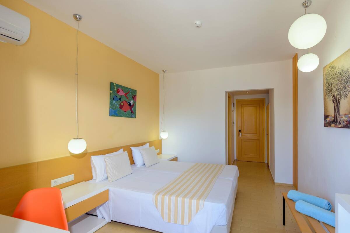 Double Room Sea View | In-room safe, soundproofing, WiFi (free), individually decorated