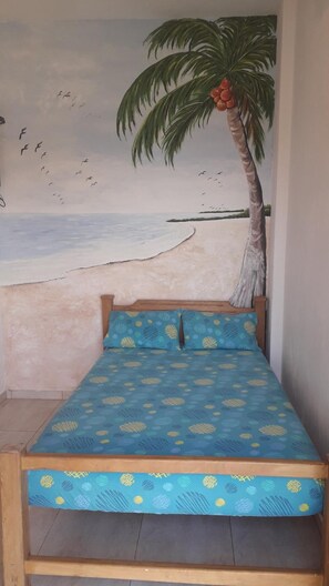 Een strijkplank/strijkijzer, beddengoed