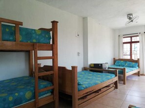 Habitación Grand, varias camas, no fumadores, vistas al mar | Tabla de planchar con plancha y ropa de cama