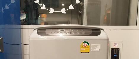 Un refrigerador blanco con pantalla digital y una etiqueta que indica que cuenta con la certificación ENERGY STAR.