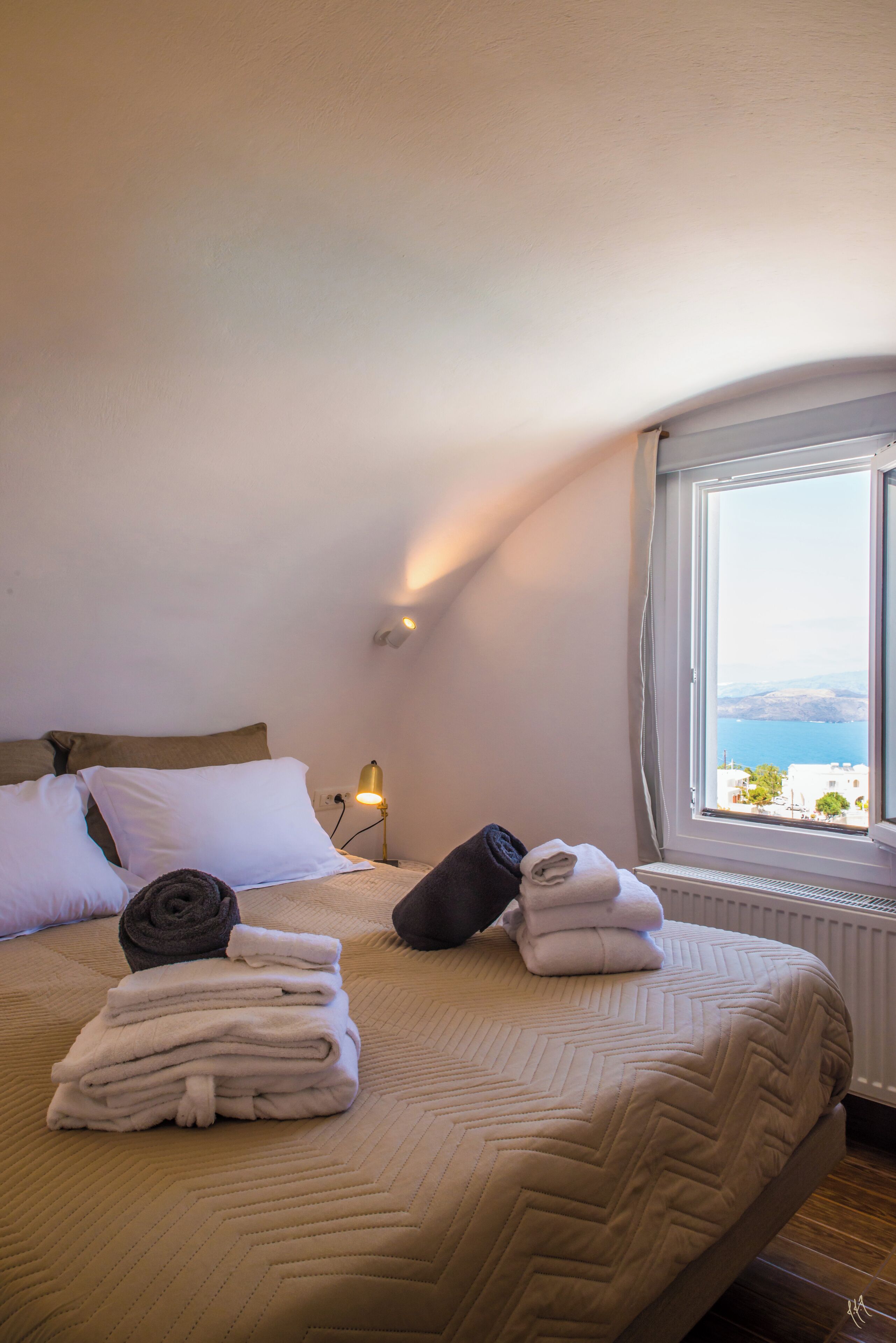 2 bedrooms, in-room safe, desk, WiFi