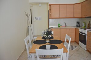 Apartment, Mehrere Betten, Nichtraucher | Essbereich im Zimmer