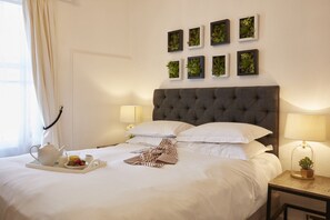 Large Double Room | Individually decorated, individually furnished, free WiFi, bed sheets - Lyme Townhouse (Lyme Regis)