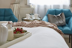 Individually decorated, individually furnished, free WiFi, bed sheets - Lyme Townhouse (Lyme Regis)