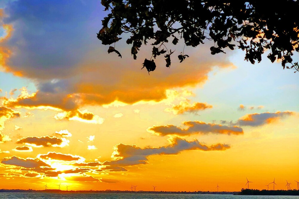 Perfect Family Lake Erie Beach House with Private Sandy Beach & Amazing Sunsets