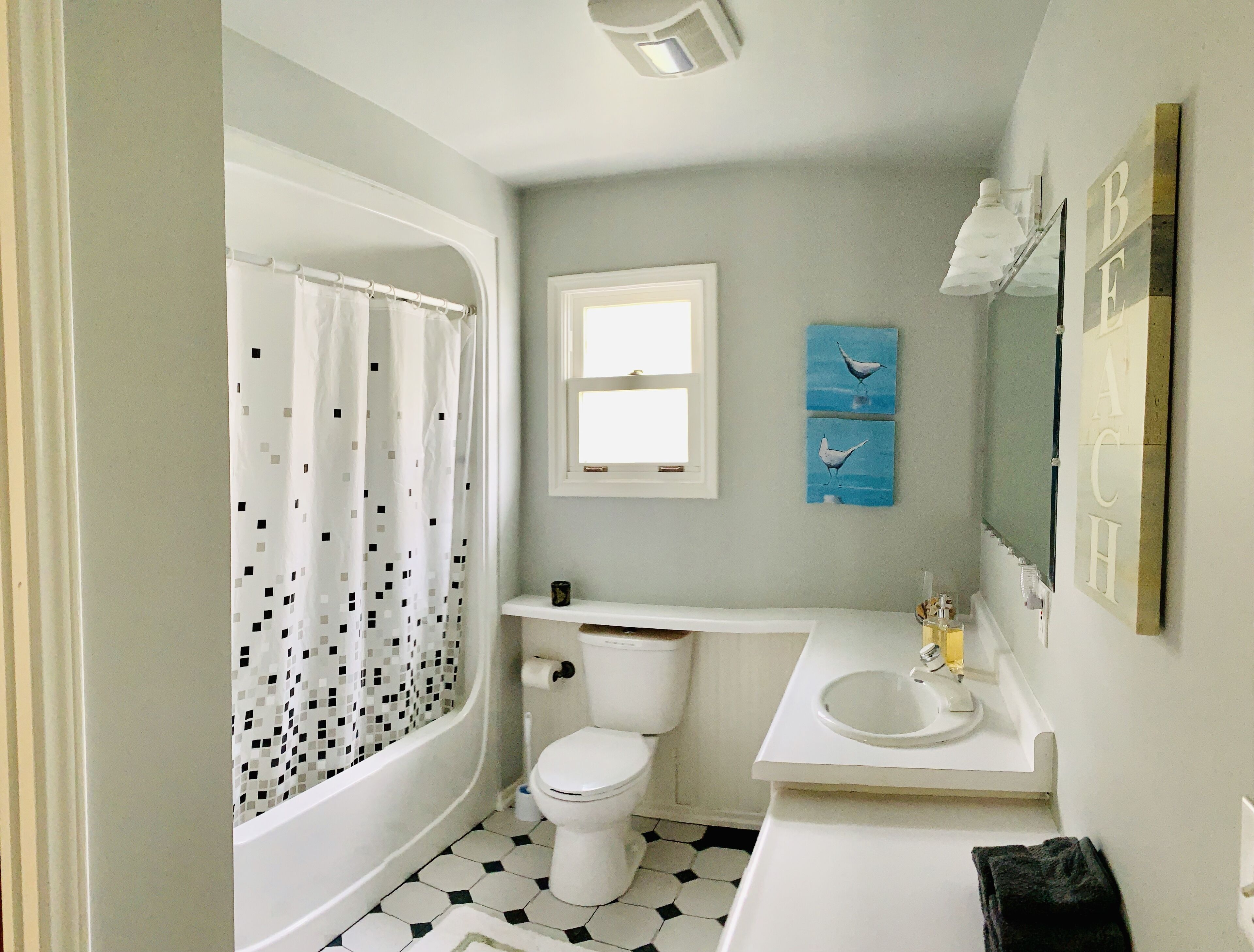 Ein Badezimmer mit Badewanne, Toilette und Waschbecken.
