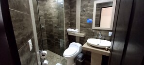 Shower, free toiletries - Hotel Lago Chico Inn (Bogotá)