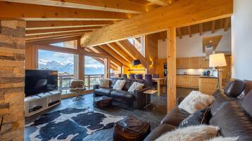 Fernseher, Kamin, DVD-Player