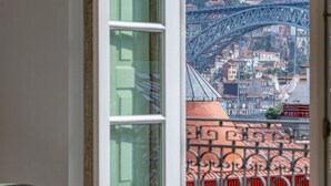 A room with a view of a bridge and buildings. - Caléway Hotel (Vila Nova de Gaia)