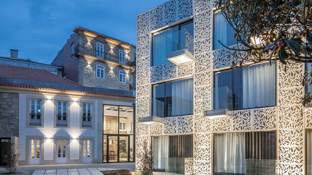 A modern building with a geometric facade and large windows. - Caléway Hotel (Vila Nova de Gaia)