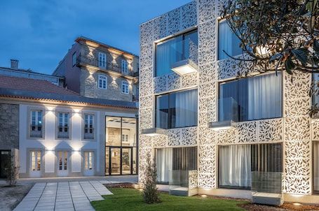 Front of property – evening/night. Caléway Hotel