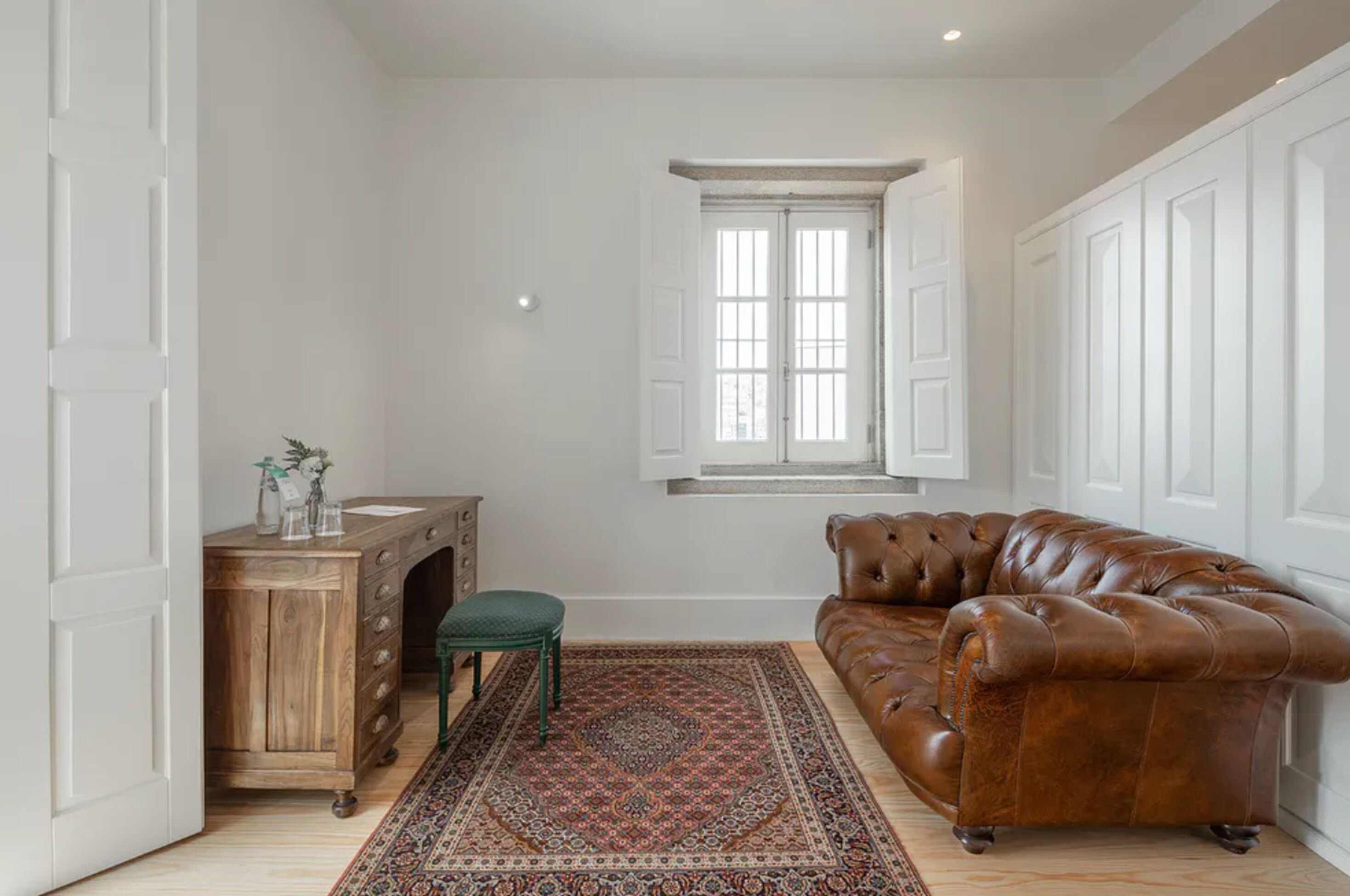 suite (vintage) | living area | 42-inch flat-screen tv with digital channels, tv