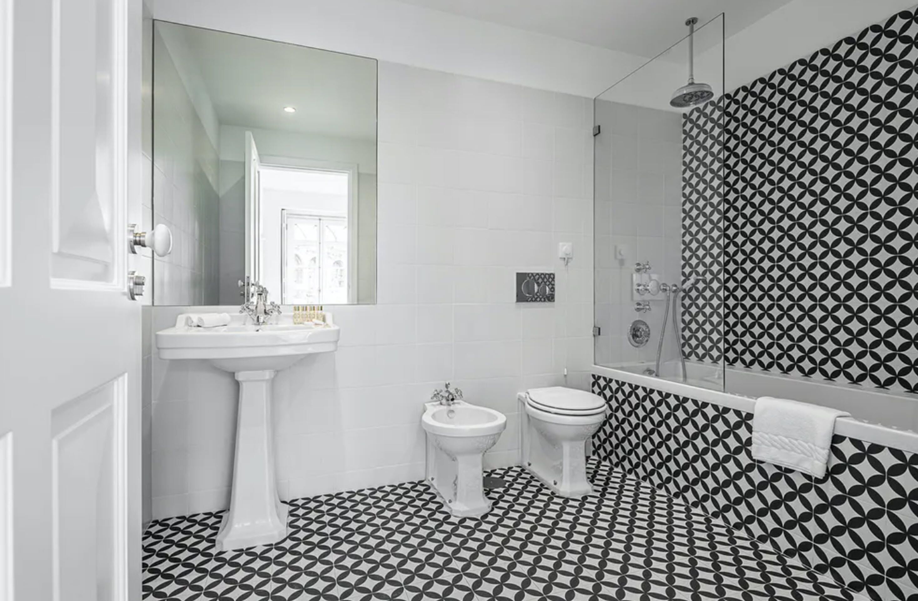 suite (vintage) | bathroom | shower, free toiletries, hair dryer, towels