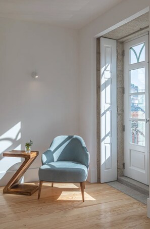 تلفزيون بشاشة مسطح ة بحجم 42-بوصة يعرض قنوات تلفزيونية رقمية، تلفزيون