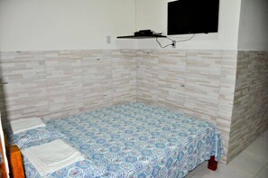 Habitació amb dos llits individuals, 1 llit doble, no fumadors | Planxa i posts de planxar, wifi gratuïta i roba de llit 