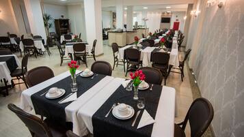 Café da manhã com buffet grátis todos os dias