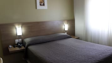 Quarto duplo luxo | Frigobar, escrivaninha, espaço de trabalho para notebook