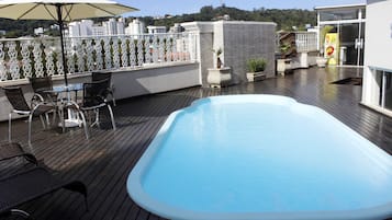 Una piscina al aire libre de temporada