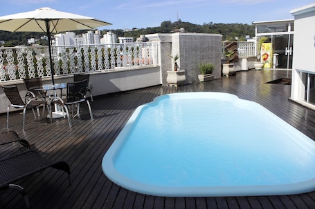 Una piscina al aire libre de temporada