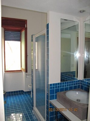 Shower, hair dryer, towels, soap - House and garden on the sea. (Orosei)