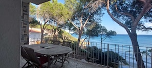 Outdoor dining - House and garden on the sea. (Orosei)