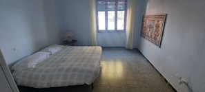 2 bedrooms, iron/ironing board, WiFi, bed sheets - House and garden on the sea. (Orosei)