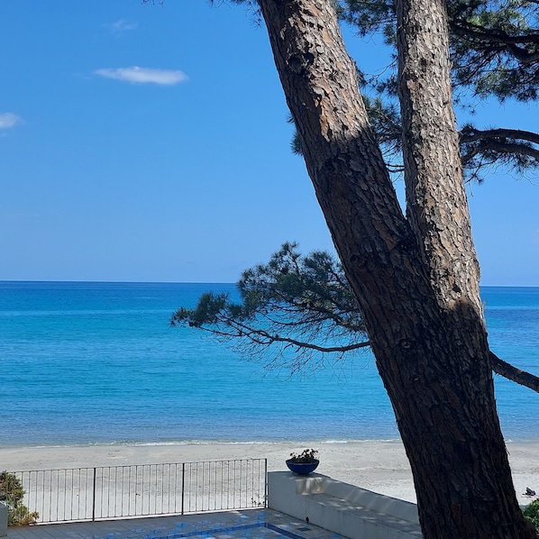 Plage à proximité, chaises longues