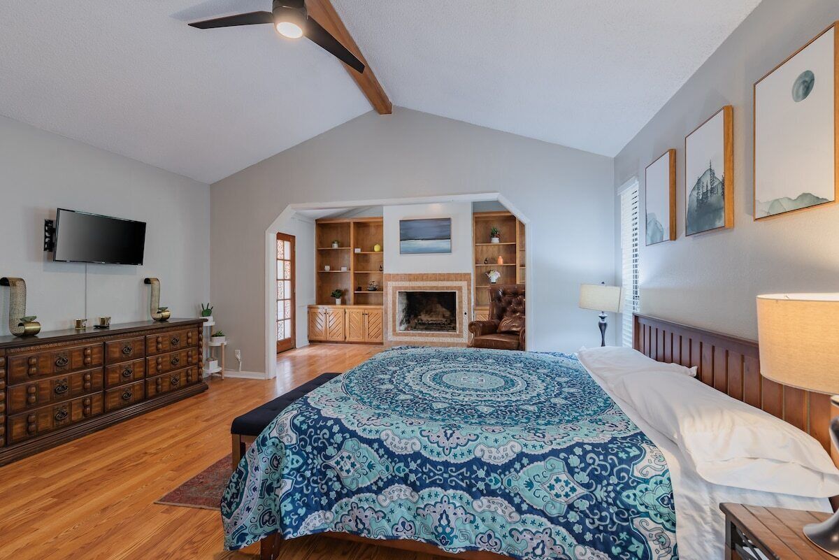 4 slaapkamers, een bureau, een strijkplank/strijkijzer, reisbedje