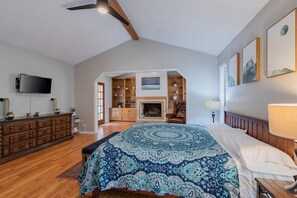 4 室のベッドルーム、デスク、アイロン / アイロン台、旅行用ベビーベッド