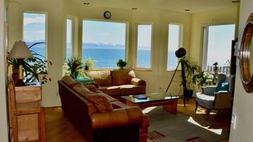 Traditional Villa, 5 Bedrooms, Non Smoking, Bay View | Living area | TV