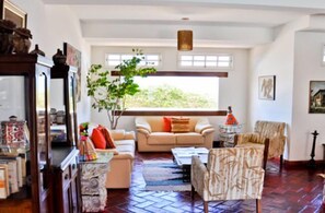 Lobby sitting area - Costa Azul Praia Hotel (Rio das Ostras)