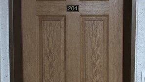 A wooden door with a number plate '204' and a door handle. - Hotel Bogota Inn Parkway (Bogotá)