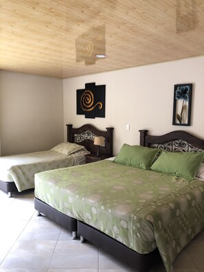 Habitació triple, no fumadors | Caixa forta a l'habitació, escriptori, wifi gratuïta i roba de llit 