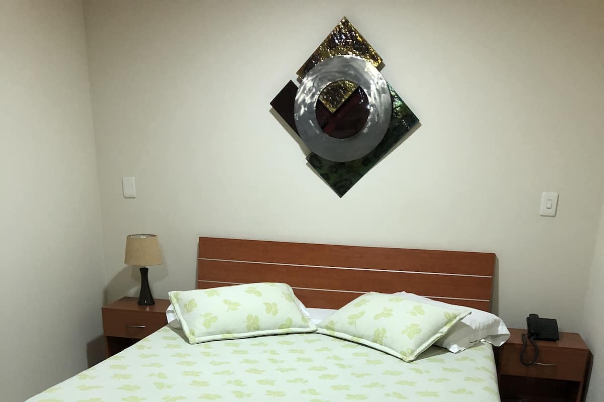 Habitación, 1 cama individual grande, no fumadores | Caja fuerte, escritorio, wifi gratis y ropa de cama