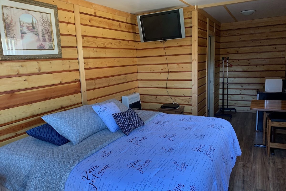 標準小屋, 1 張特大雙人床 (Cabin 7) | 床單